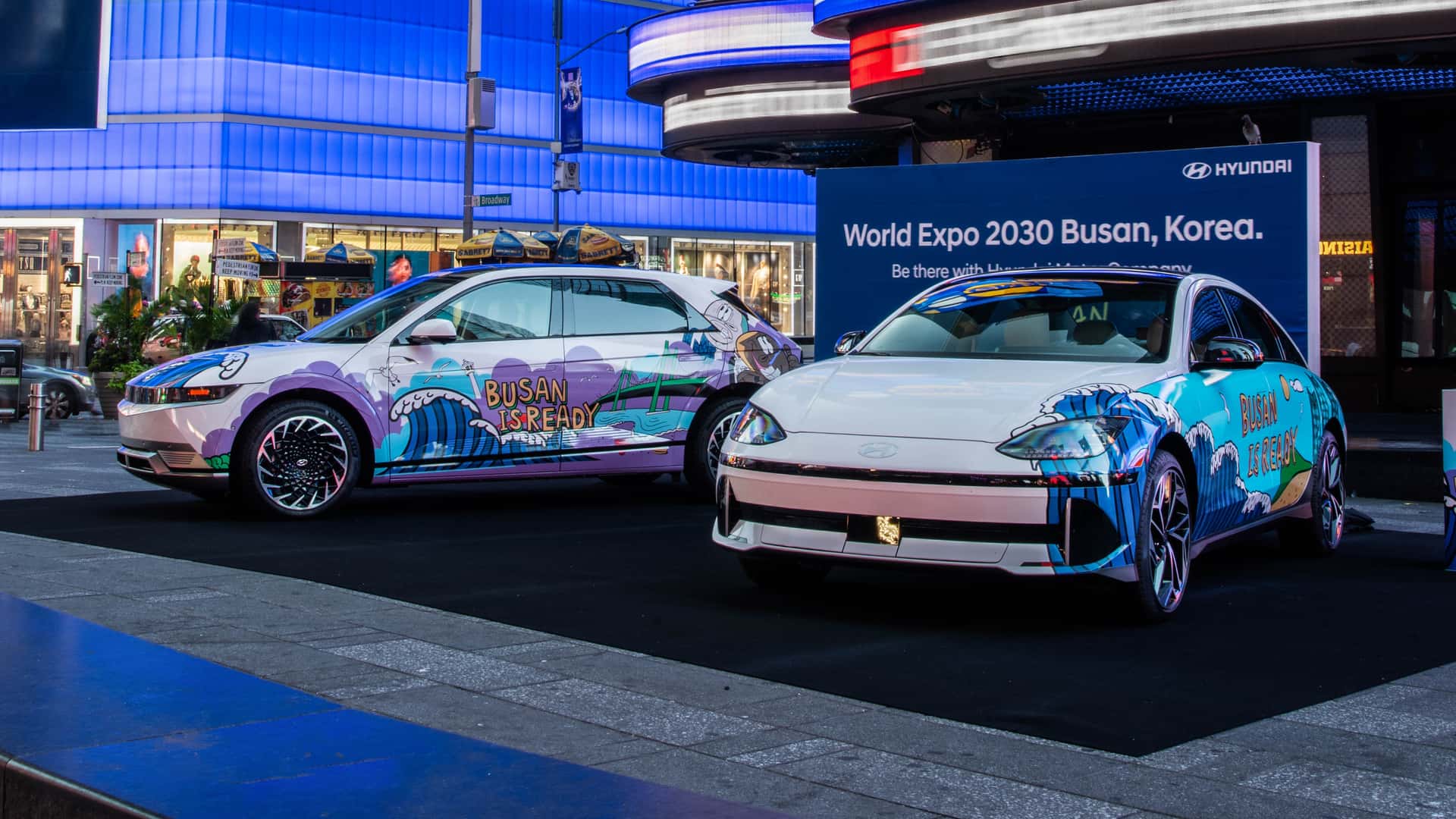 https://cdn.motor1.com/images/mgl/ZnGMkz/s1/hyundai-genesis-art-cars-in-manhattan.jpg