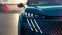 Immagini ufficiali della Peugeot E-3008 2024