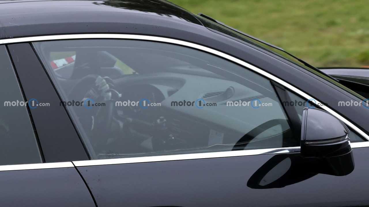 Porsche Macan elettrica, le nuove foto spia degli interni
