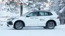 Neue Erlkönigbilder des VW Tiguan (2023) in weiß vom 15.12.2022