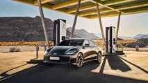 Hyundai Ioniq 6 presso una stazione di ricarica rapida Electrify America