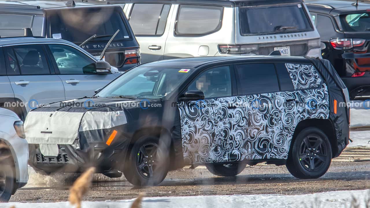 Yeni Jeep Grand Cherokee Yan Görünüm Casus Fotoğrafı