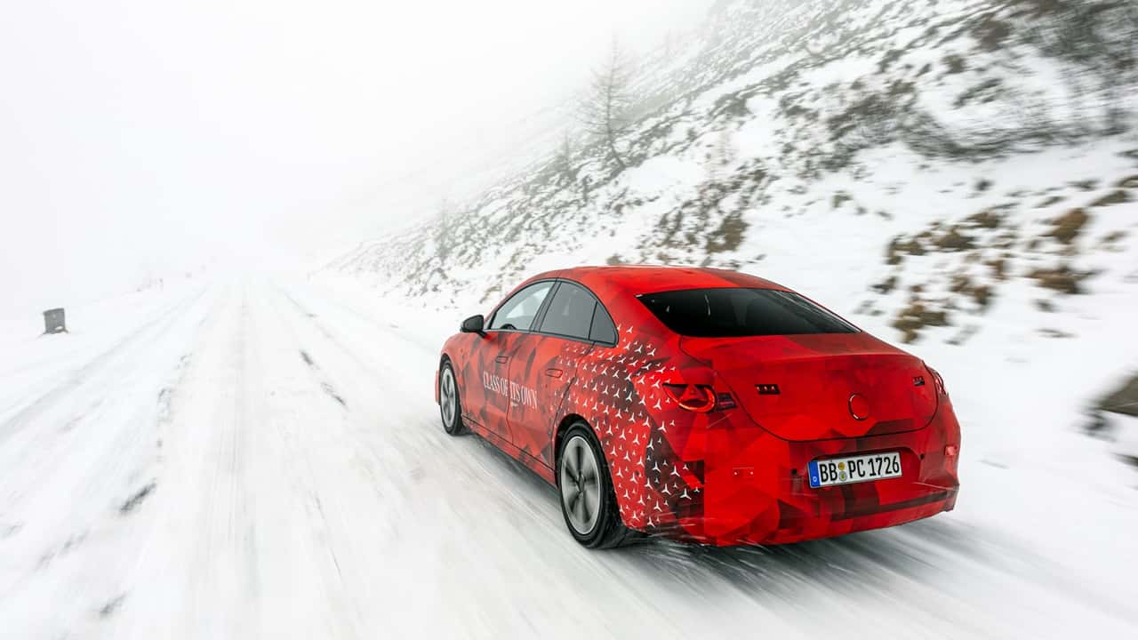 Mercedes CLA in roter Tarnung