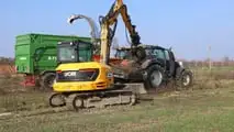 Escavatori JCB: abbattono un frutteto
