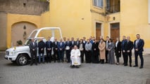 Mercedes G 580 EQ als Papamobil