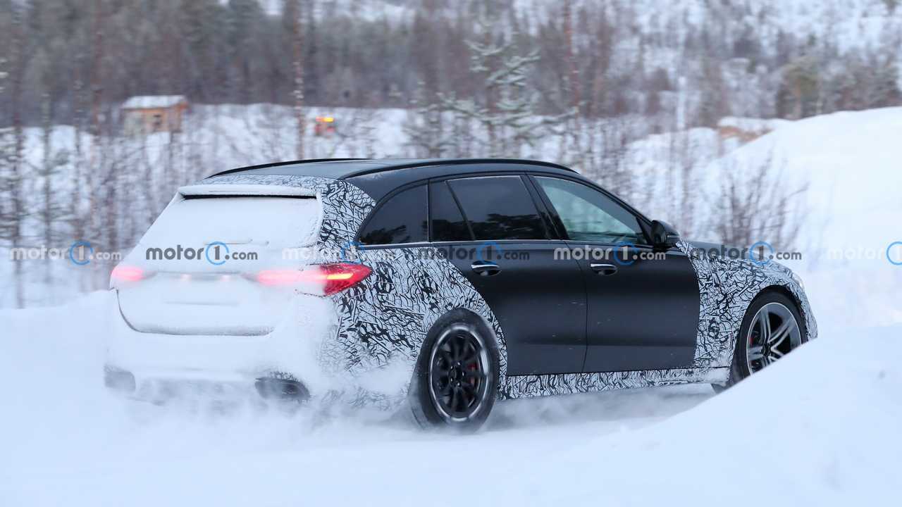 Immagini spia Mercedes-AMG C63 Wagon