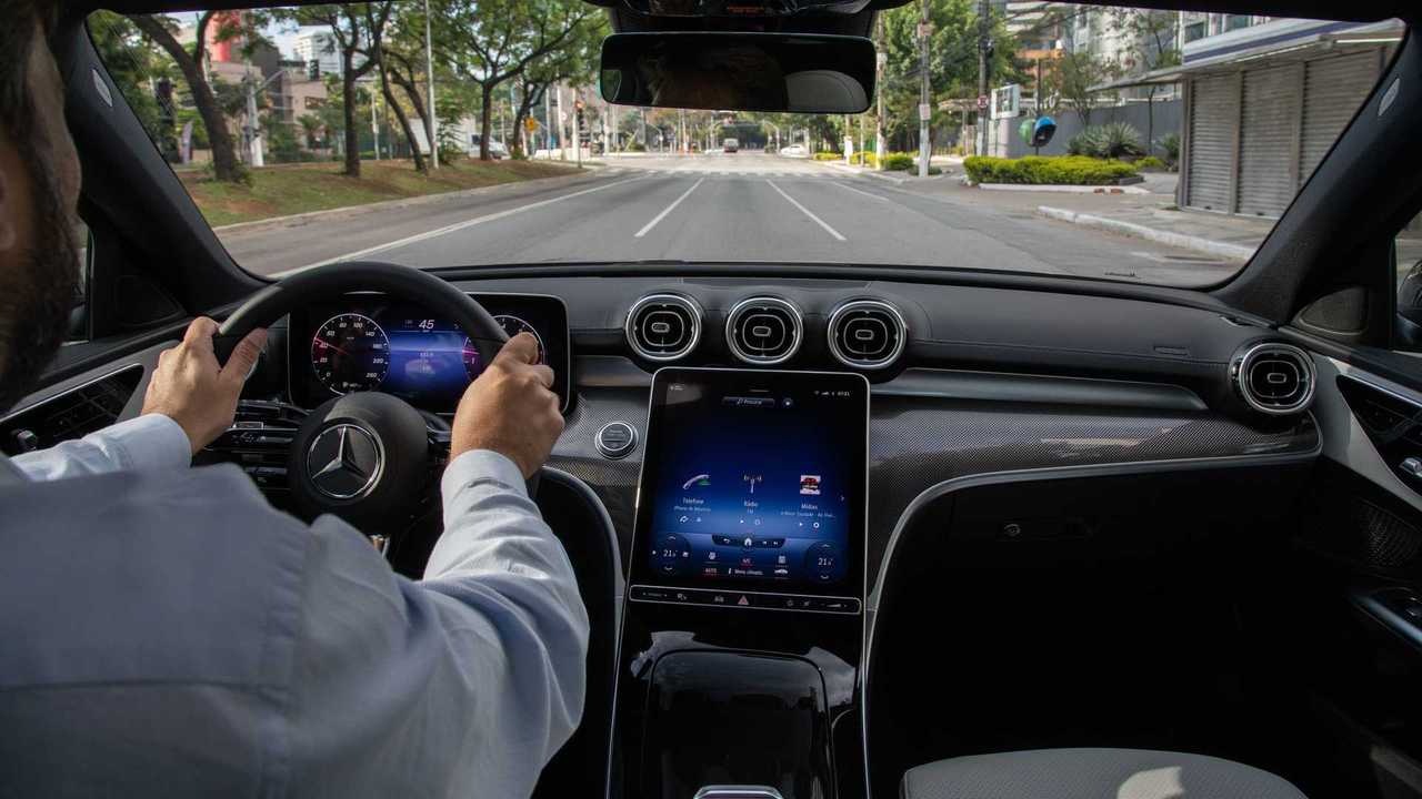 Interior do Mercedes-Benz C200 AMG Line 2022 é mais sóbrio