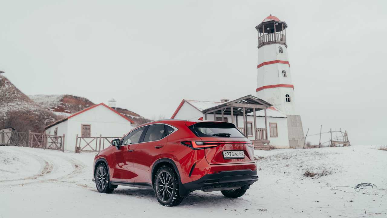 Lexus NX в три четверти сзади
