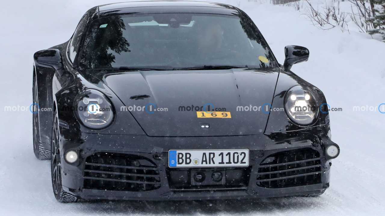 Porsche 911 ibrida, le foto spia sulla neve