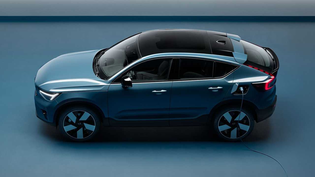 Volvo C40 Recharge в цвете Fjord Blue