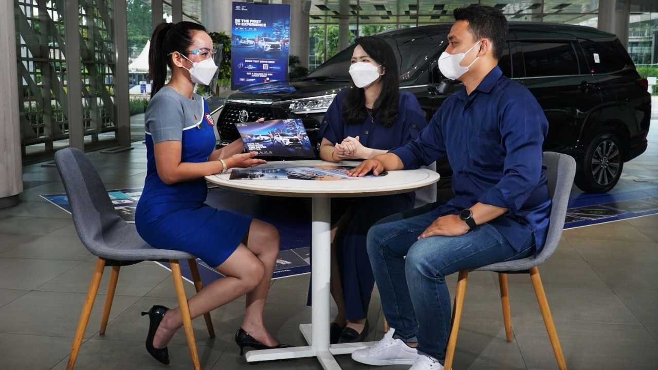 Ilustrasi sales dan calon pembeli Toyota