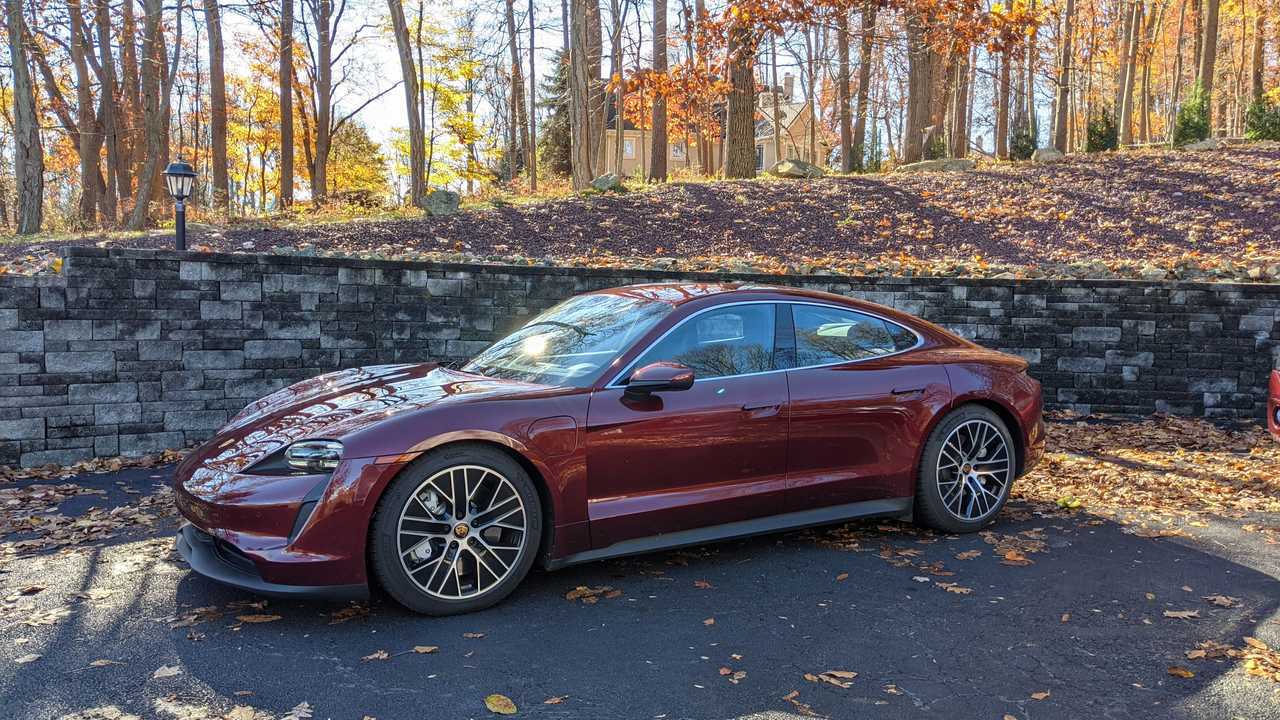 Porsche Taycan in Cherry metallic