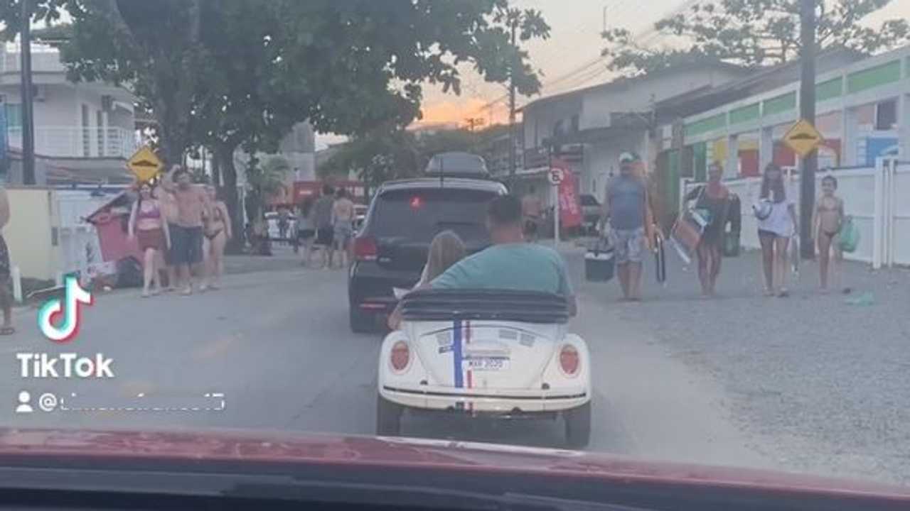 Mini-Fusca guinchado pela PM 2