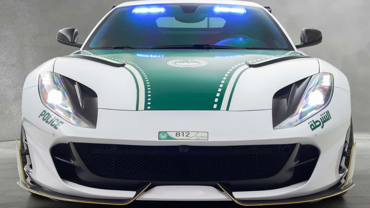 Policja w Dubaju prezentuje Ferrari 812 Superfast od Mansory o mocy 800 KM