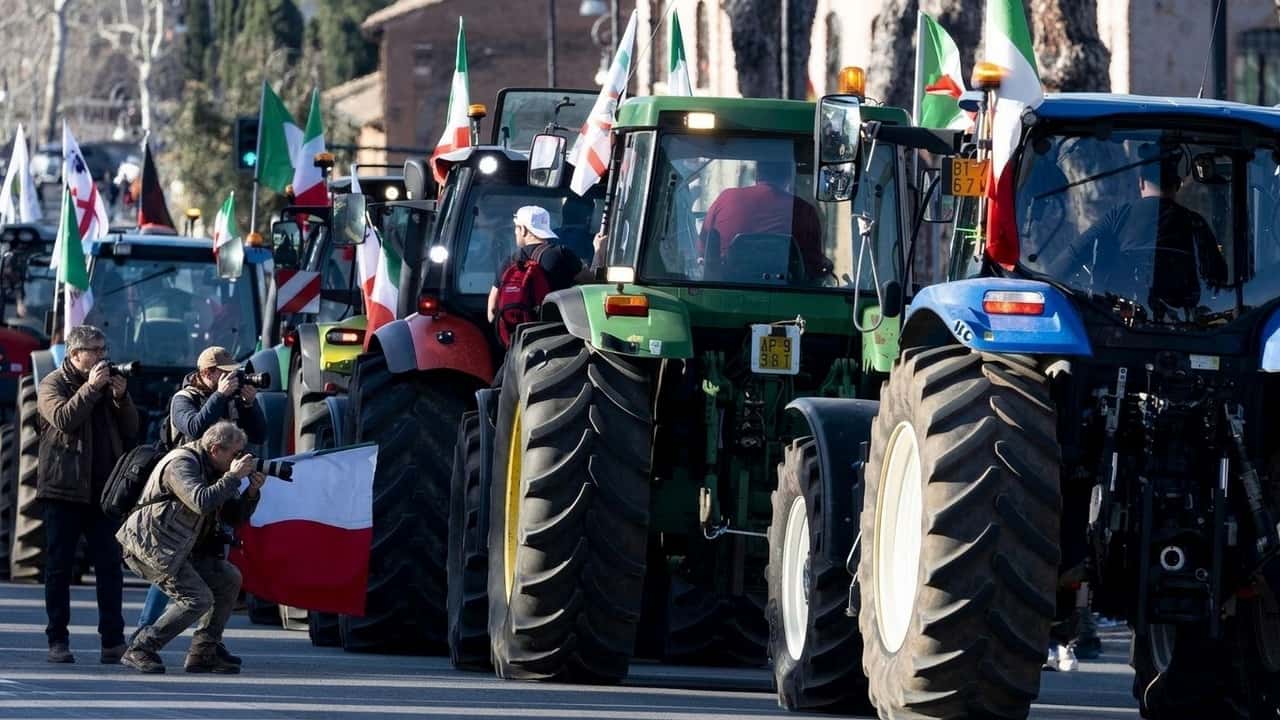 tir-e-trattori-assediano-montecitorio-caro-gasolio-sud-in-piazza-e-tavolo-urgent