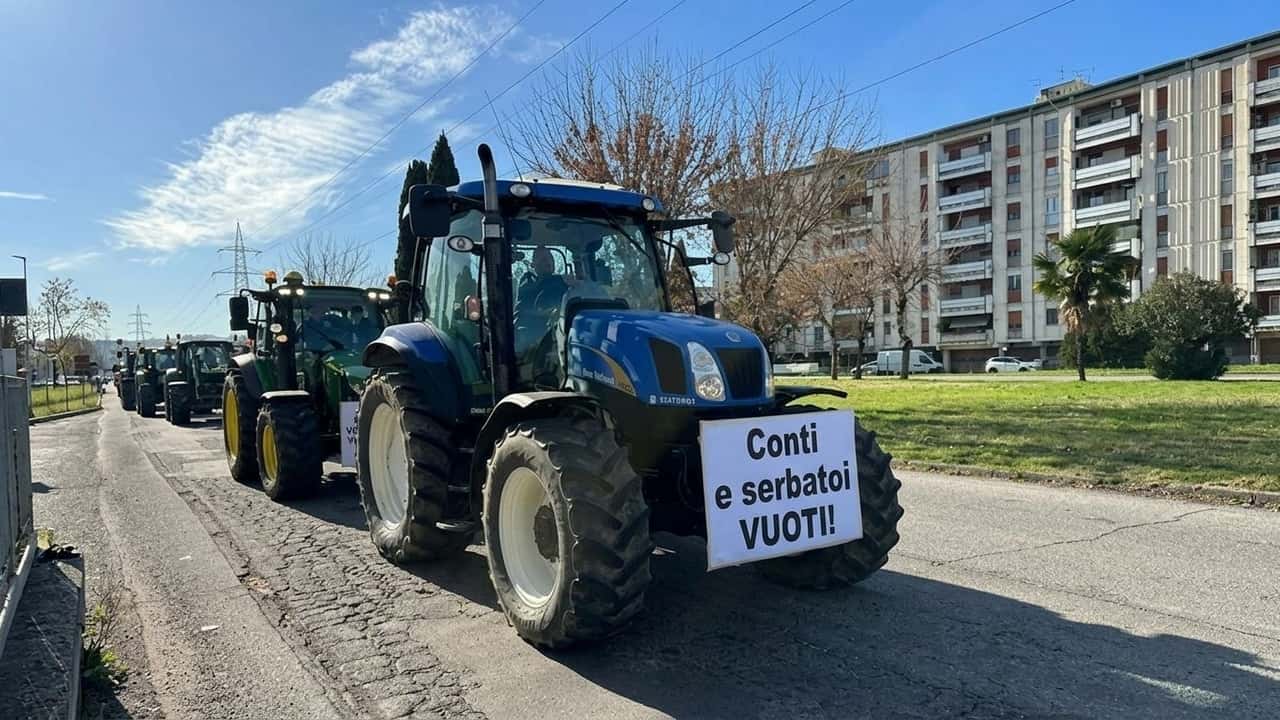 caro-gasolio-trattori-fermi-su-aurelia-e-jonica-i-presidi-che-bloccano-il-traffi
