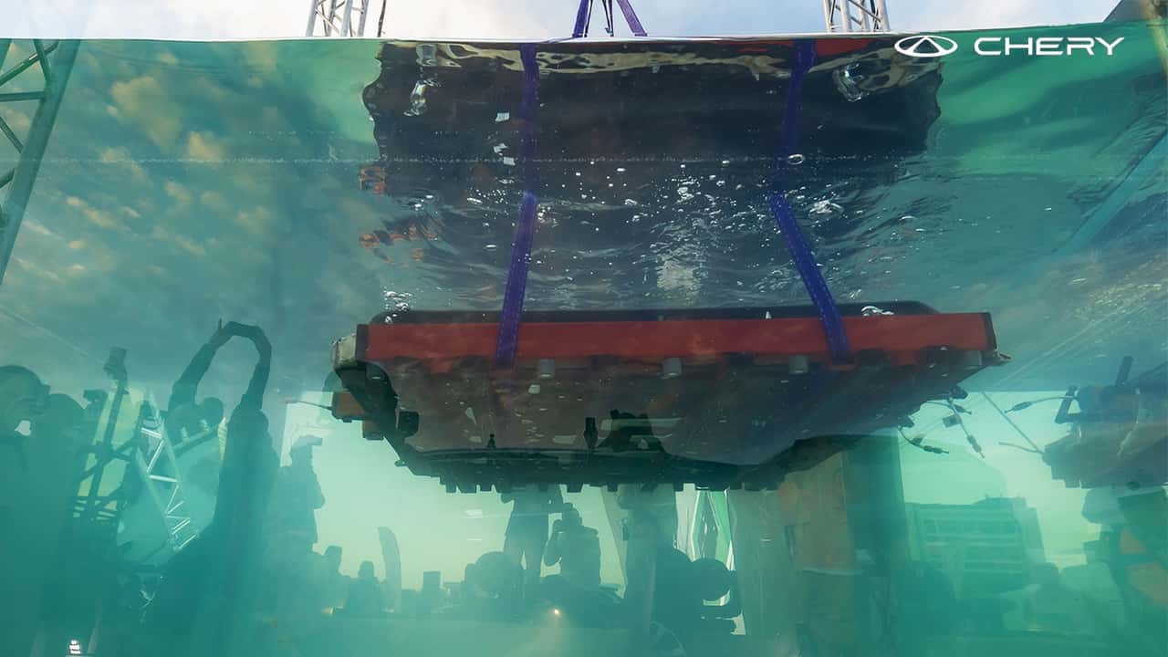 La prova più cattiva: batteria sott'acqua e SUV contro un gradino