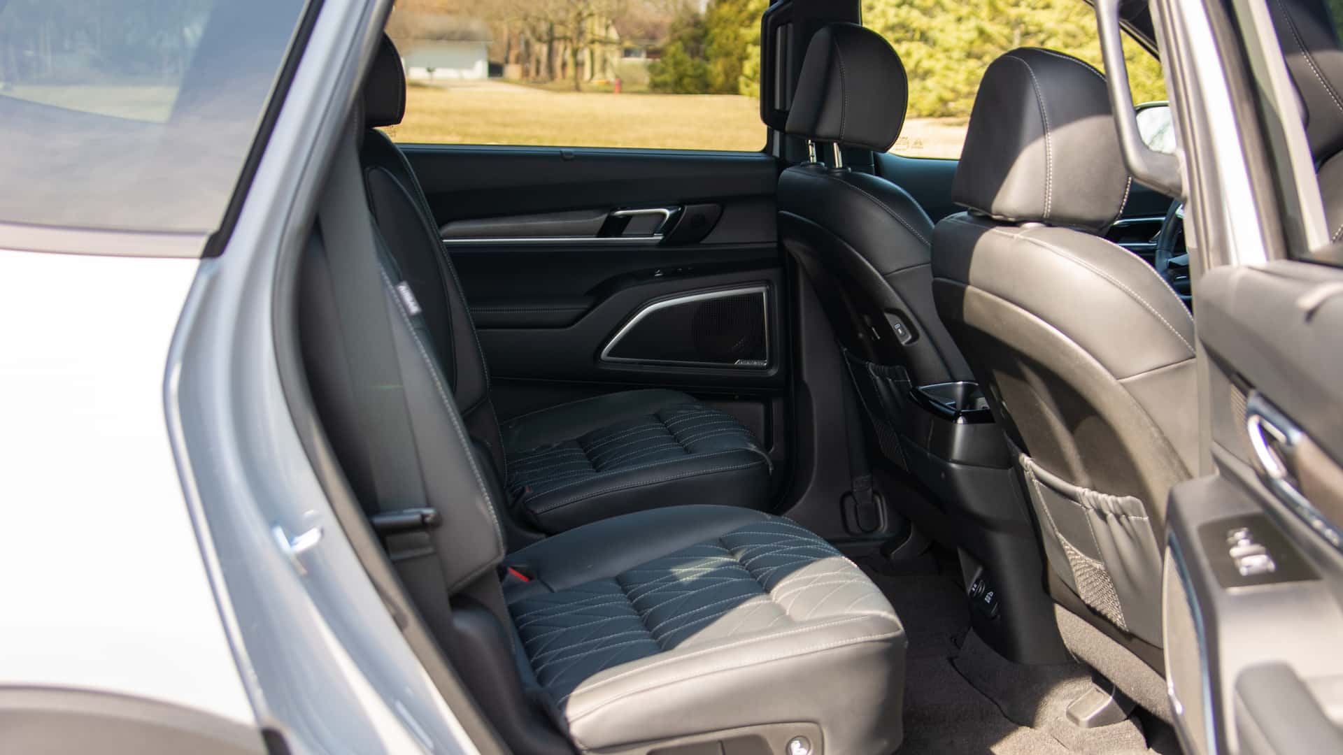 https://cdn.motor1.com/images/mgl/ZnmG2Z/s1/2023-kia-telluride-interior.jpg