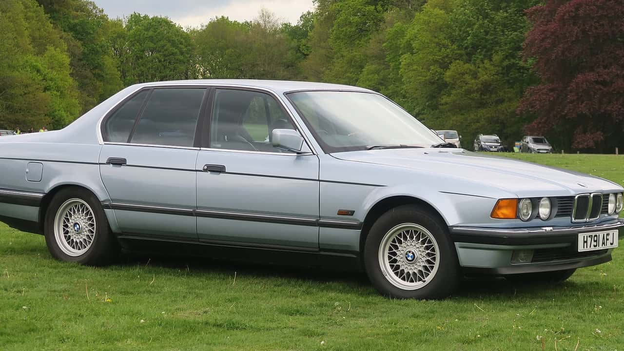 1920px-BMW_730i_(E32)_registered_August_1990_2986cc