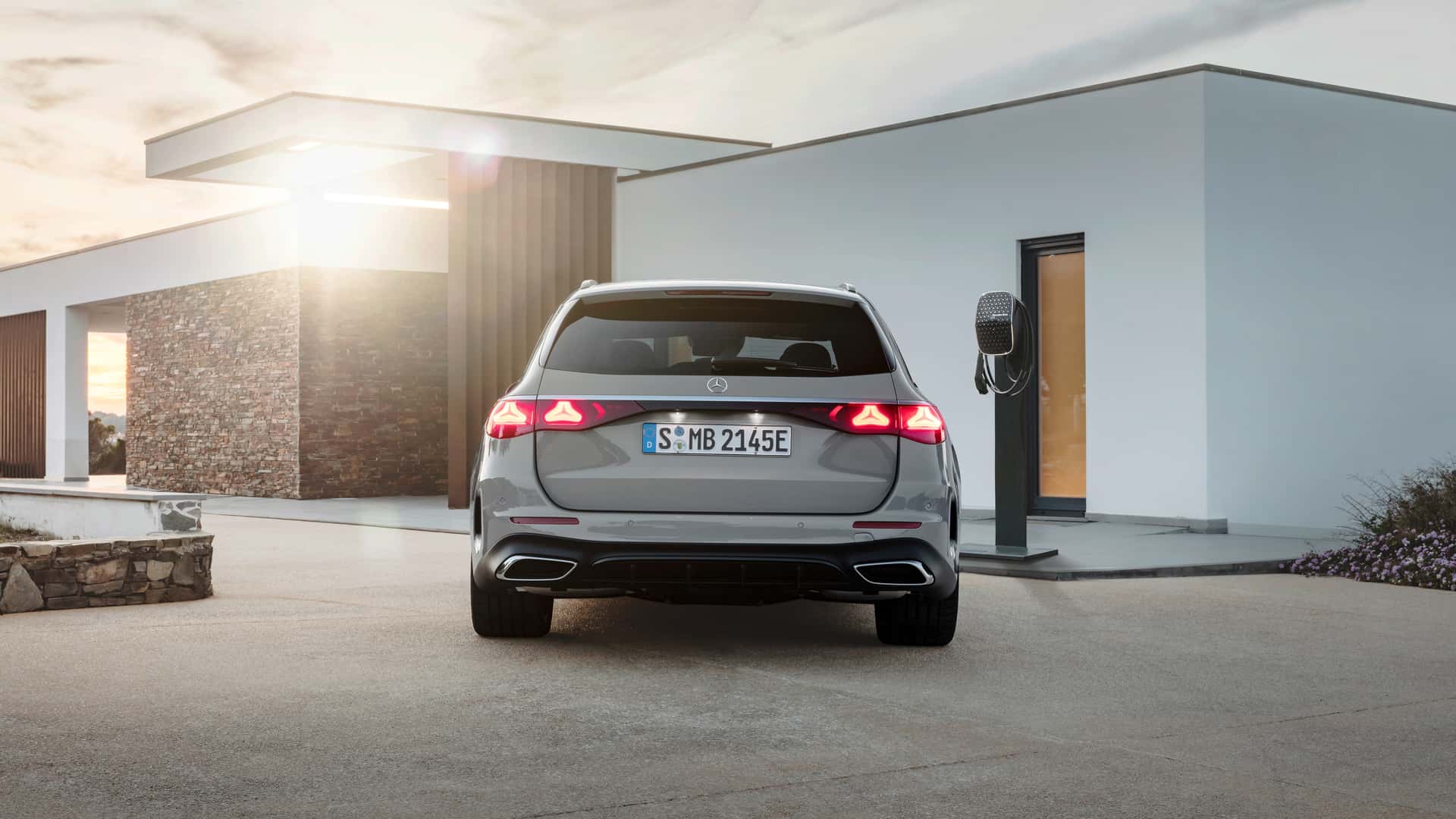 https://cdn.motor1.com/images/mgl/ZnmL62/s1/2024-mercedes-e-class-estate.jpg
