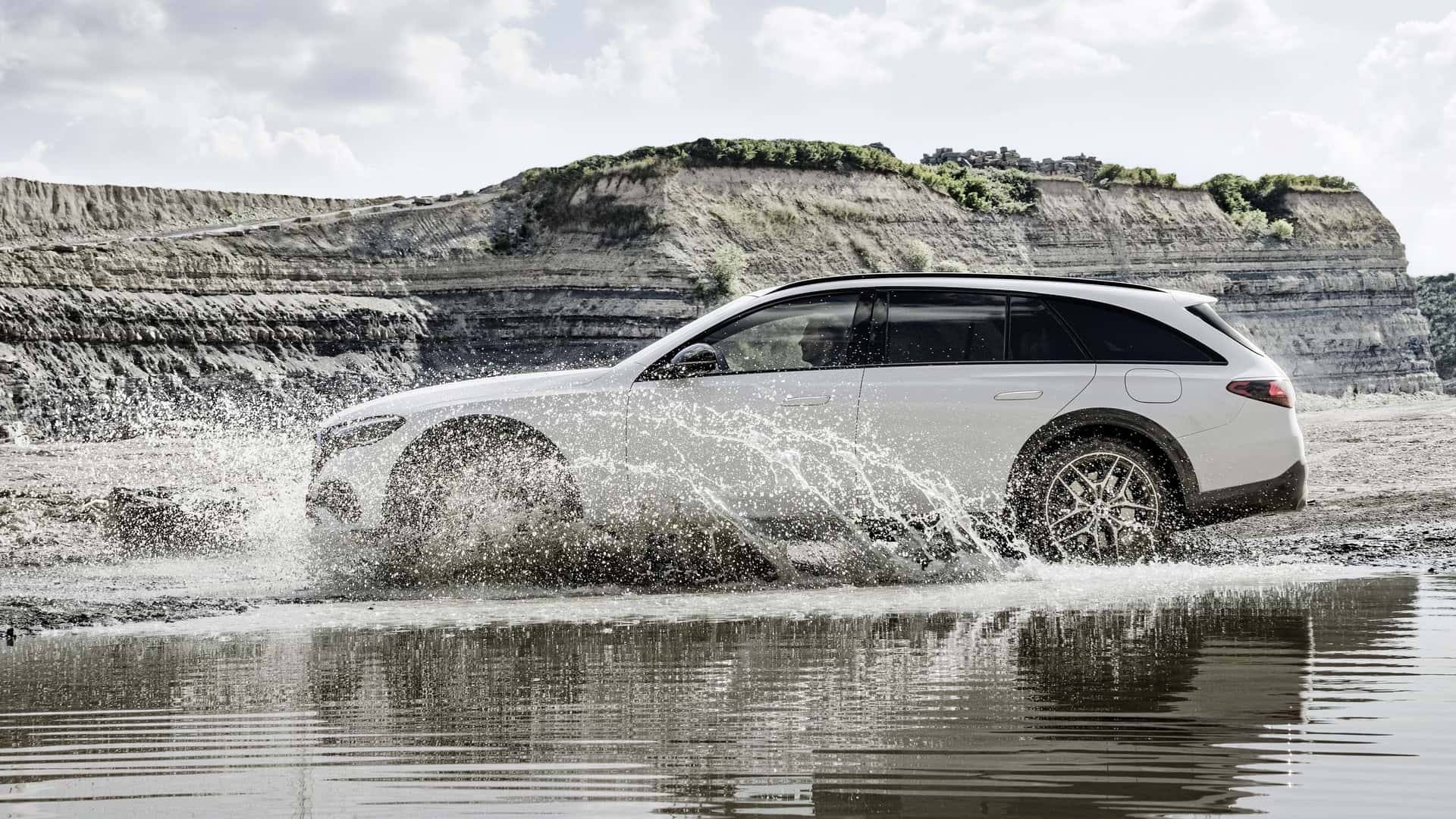https://cdn.motor1.com/images/mgl/Znmo13/s1/mercedes-classe-e-all-terrain-2023.jpg