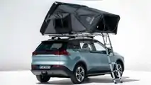 Aiways U5 mit Dachzelt iKamper Skycamp 3.0 von Campwerk