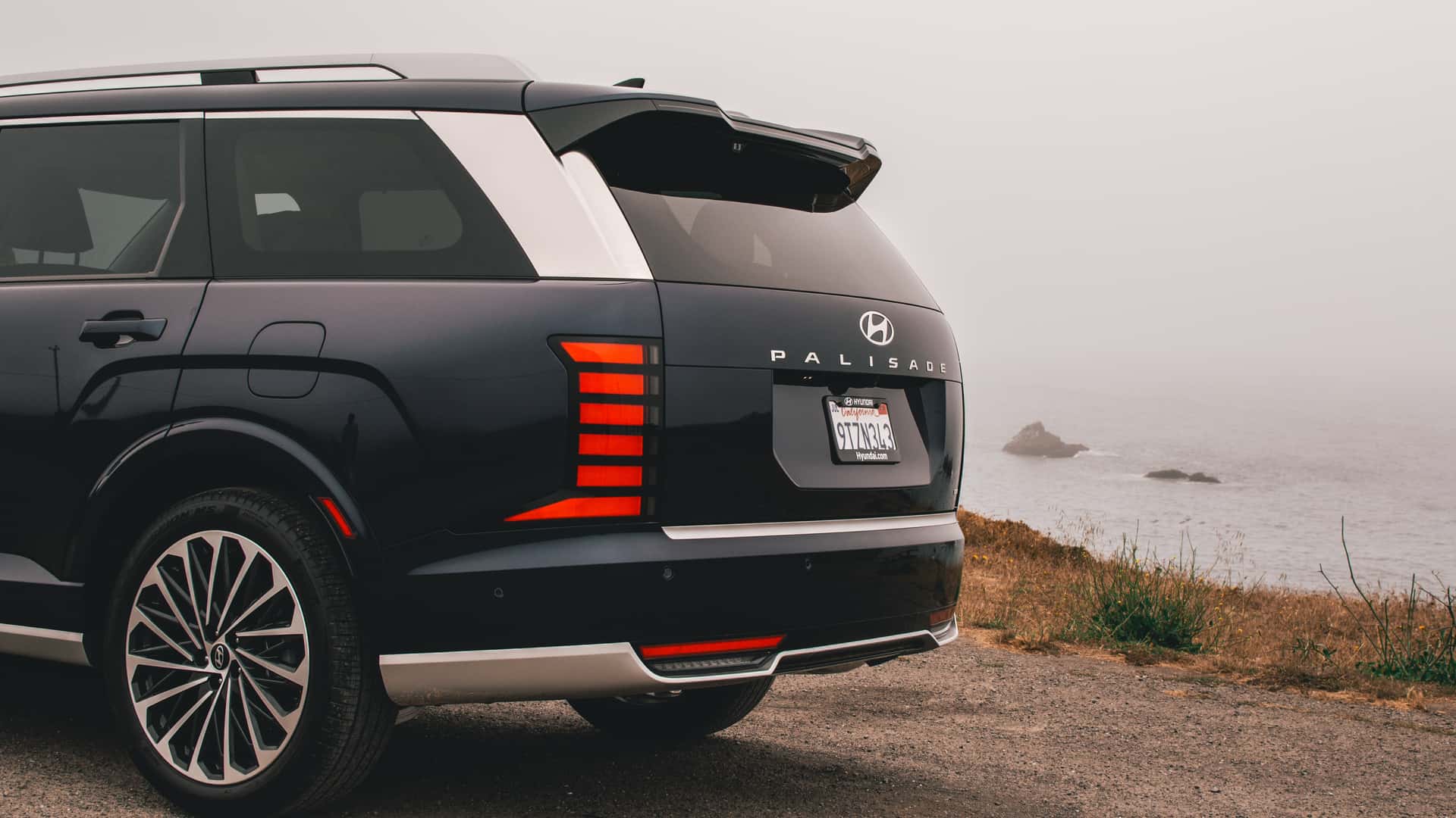 https://cdn.motor1.com/images/mgl/Znv3V2/s1/2026-hyundai-palisade-review.jpg