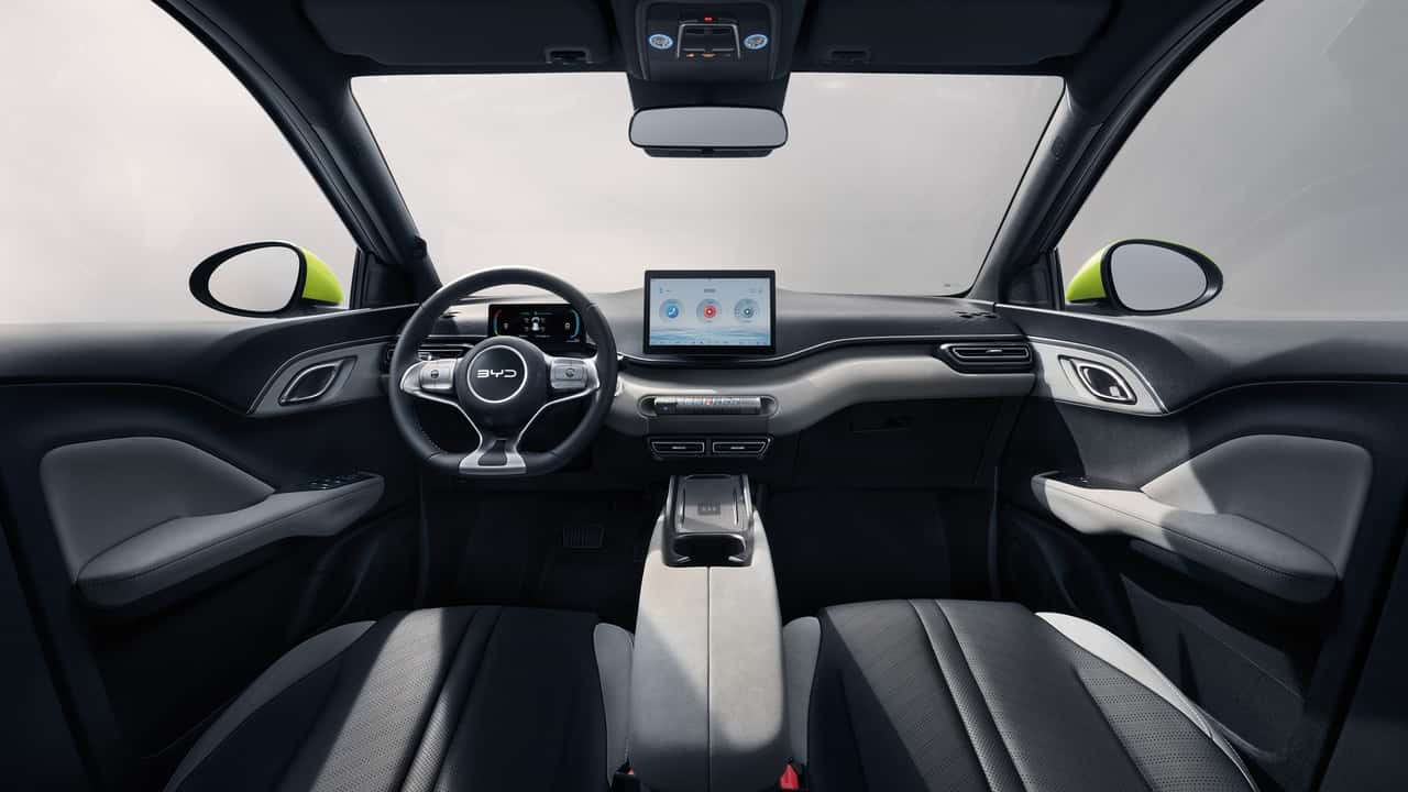 BYD Dolphin Surf, gli interni della baby cinese elettrica