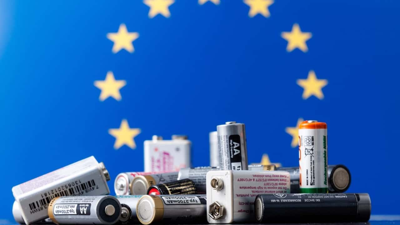 Una serie di batterie con la bandiera dell'Unione Europea