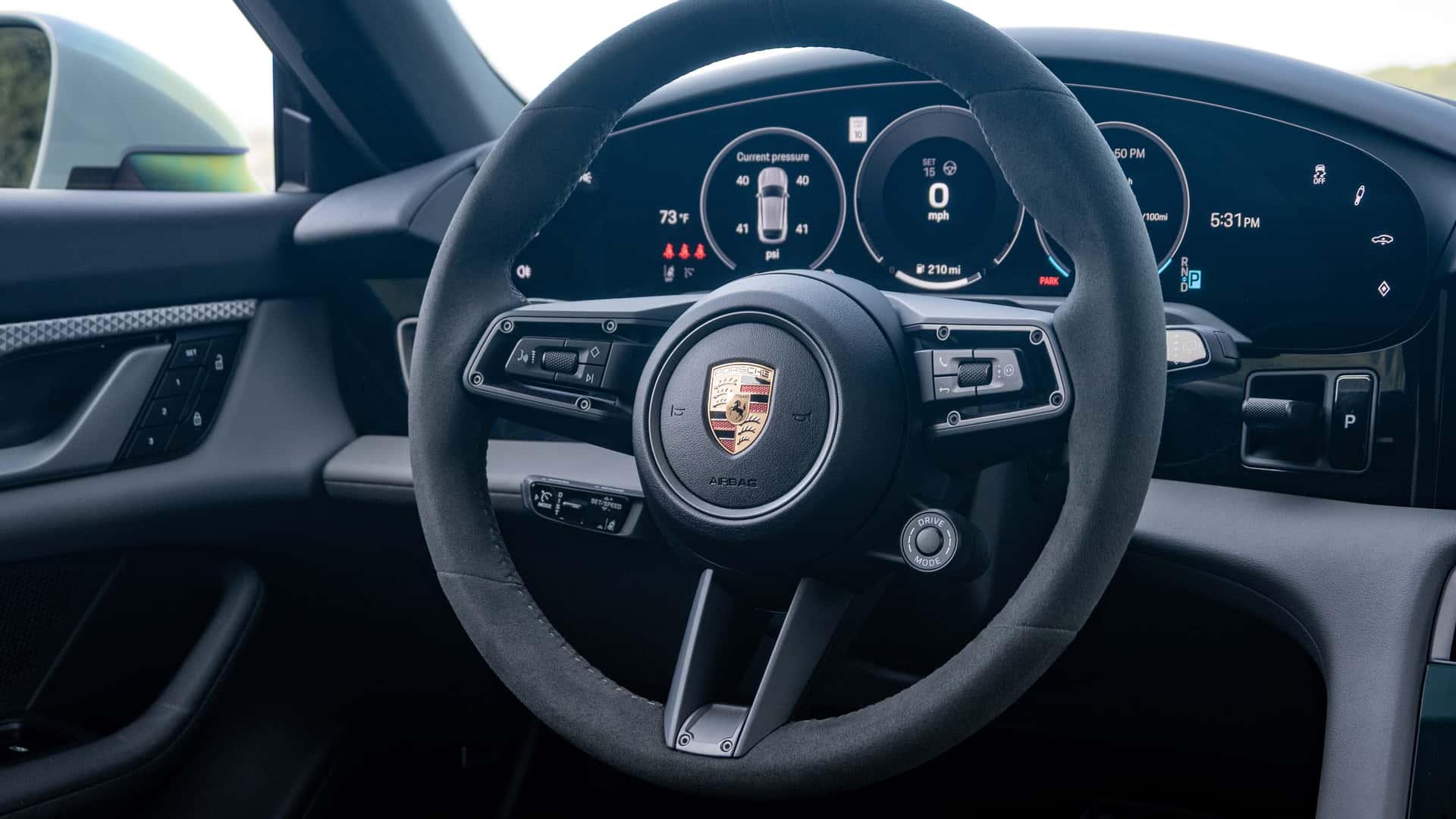 https://cdn.motor1.com/images/mgl/ZnvV6A/s1/2025-porsche-taycan-4s-cross-turismo.jpg
