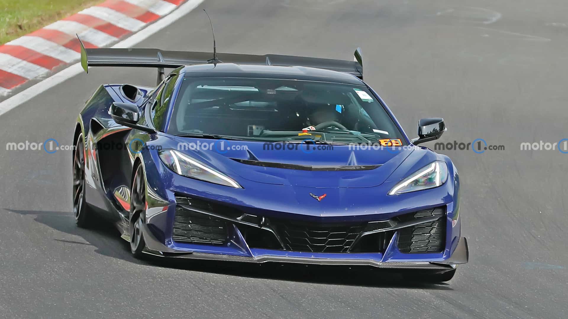 https://cdn.motor1.com/images/mgl/ZnvZQr/s1/2026-chevrolet-c8-corvette-zora-spy-shots-undisguised-exterior-22.jpg