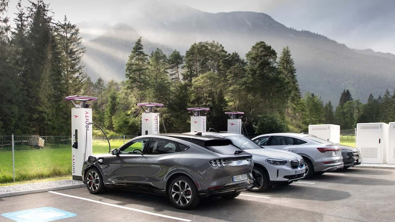 Autos an einer Ionity-Ladestation