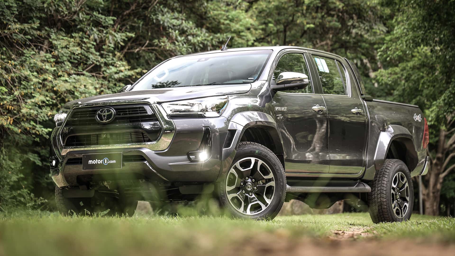 Teste: Toyota Hilux SRX Plus tem dinâmica mais afiada e cobra por isso