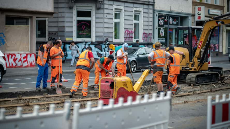 Videón, ahogy bontógolyó repül egy autó szélvédőjébe