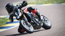 MY26_HYPERMOTARD_V2SP_STATICS_ON_LOCATION_10