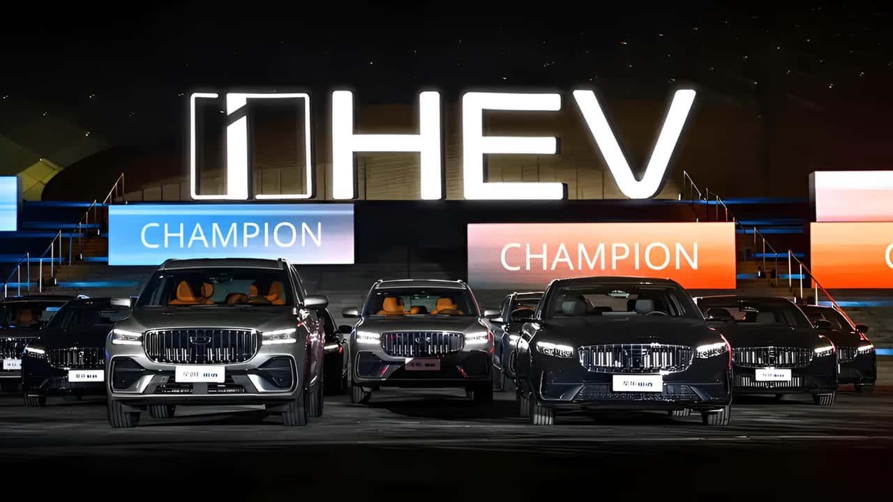 Geely aposta em híbrido com IA e consumo de 21 km/l para enfrentar Toyota