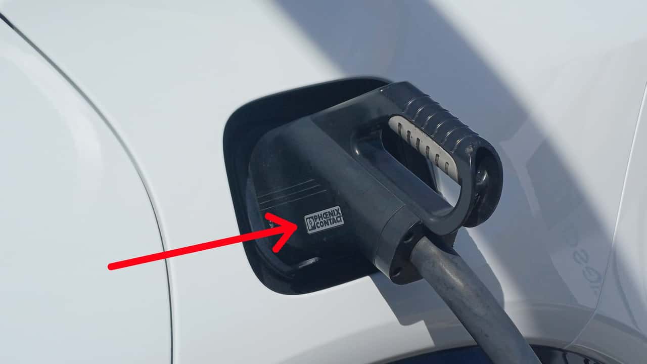 Ladeport eines Porsche Cayenne Electric mit einem Phoenix-Contact-Stecker