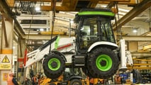 JCB lancia la prima terna 3CX a idrogeno di serie: zero emissioni, stessa potenza del diesel e rifornimento rapido in cantiere.