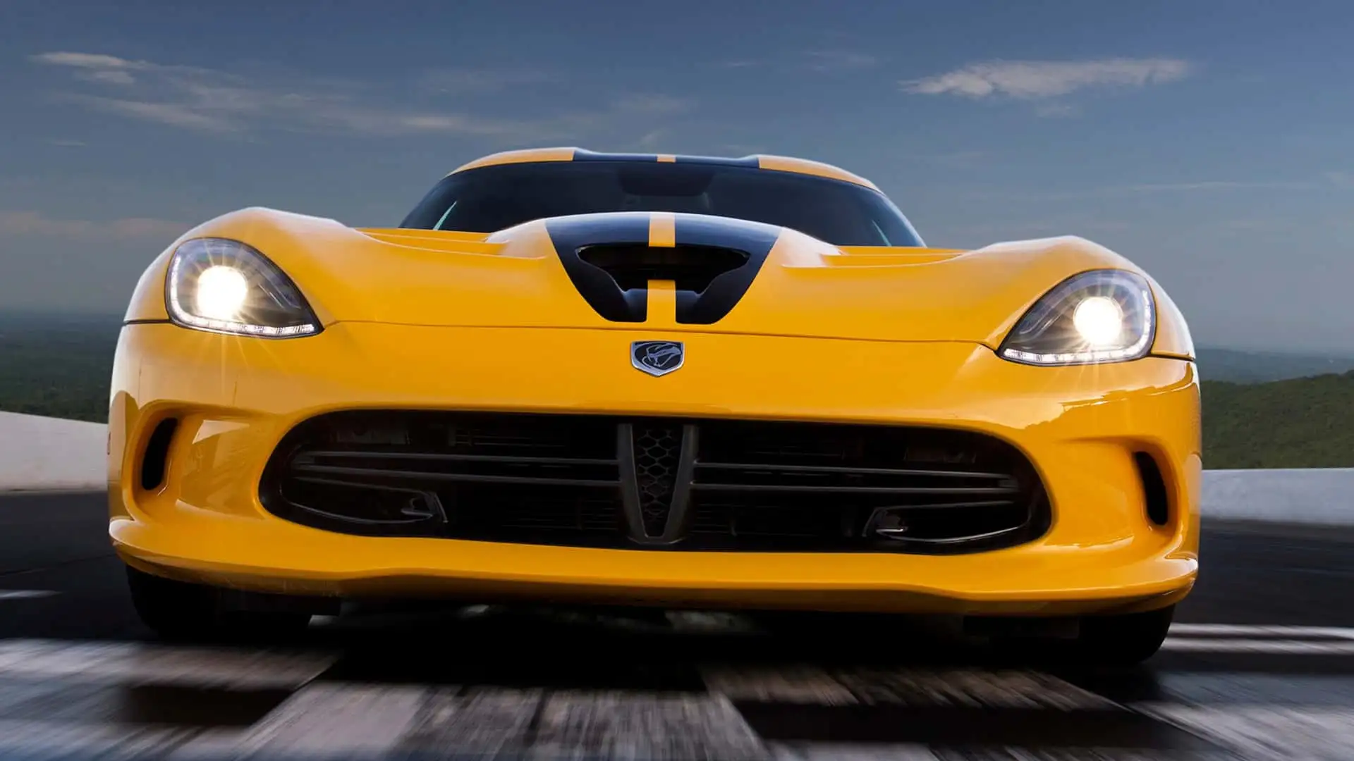 https://cdn.motor1.com/images/mgl/ZnzLwz/s1/dodge-viper.webp
