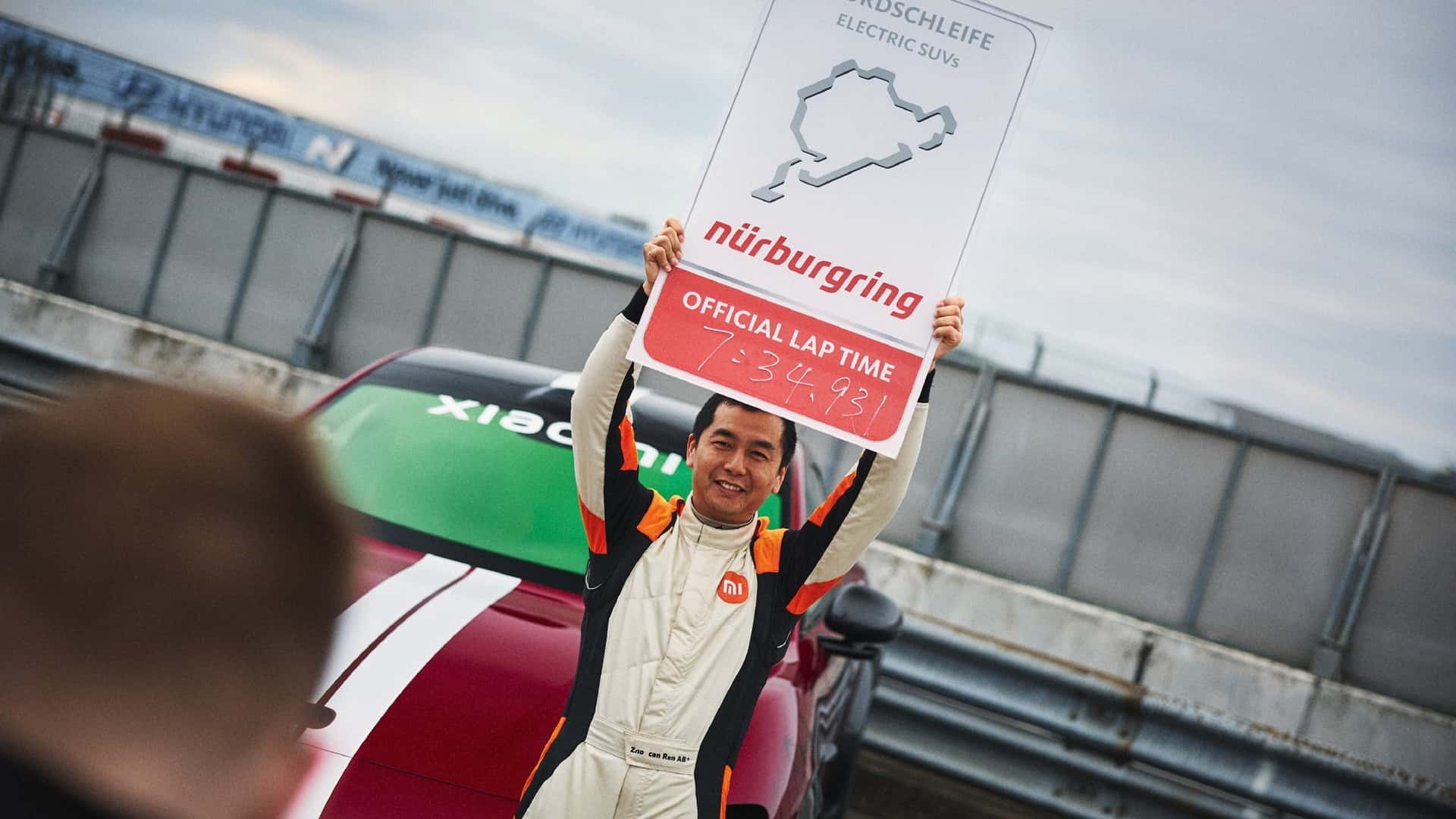 https://cdn.motor1.com/images/mgl/ZnzNOK/s1/xiaomi-yu7-gt-breaks-suv-nurburgring-record.jpg