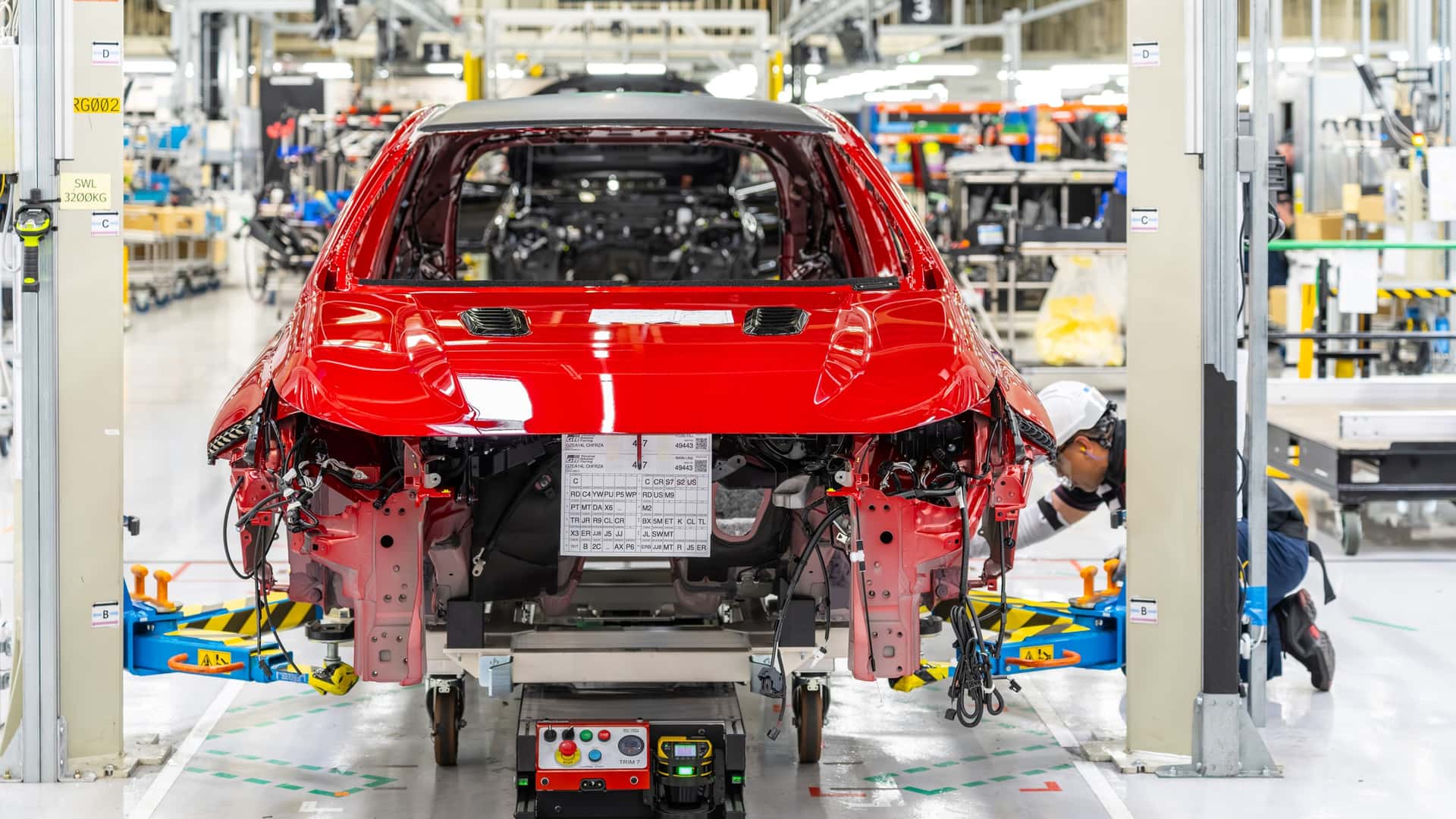 https://cdn.motor1.com/images/mgl/ZnzOAN/s1/toyota-gr-corolla-uk-plant-tour.jpg