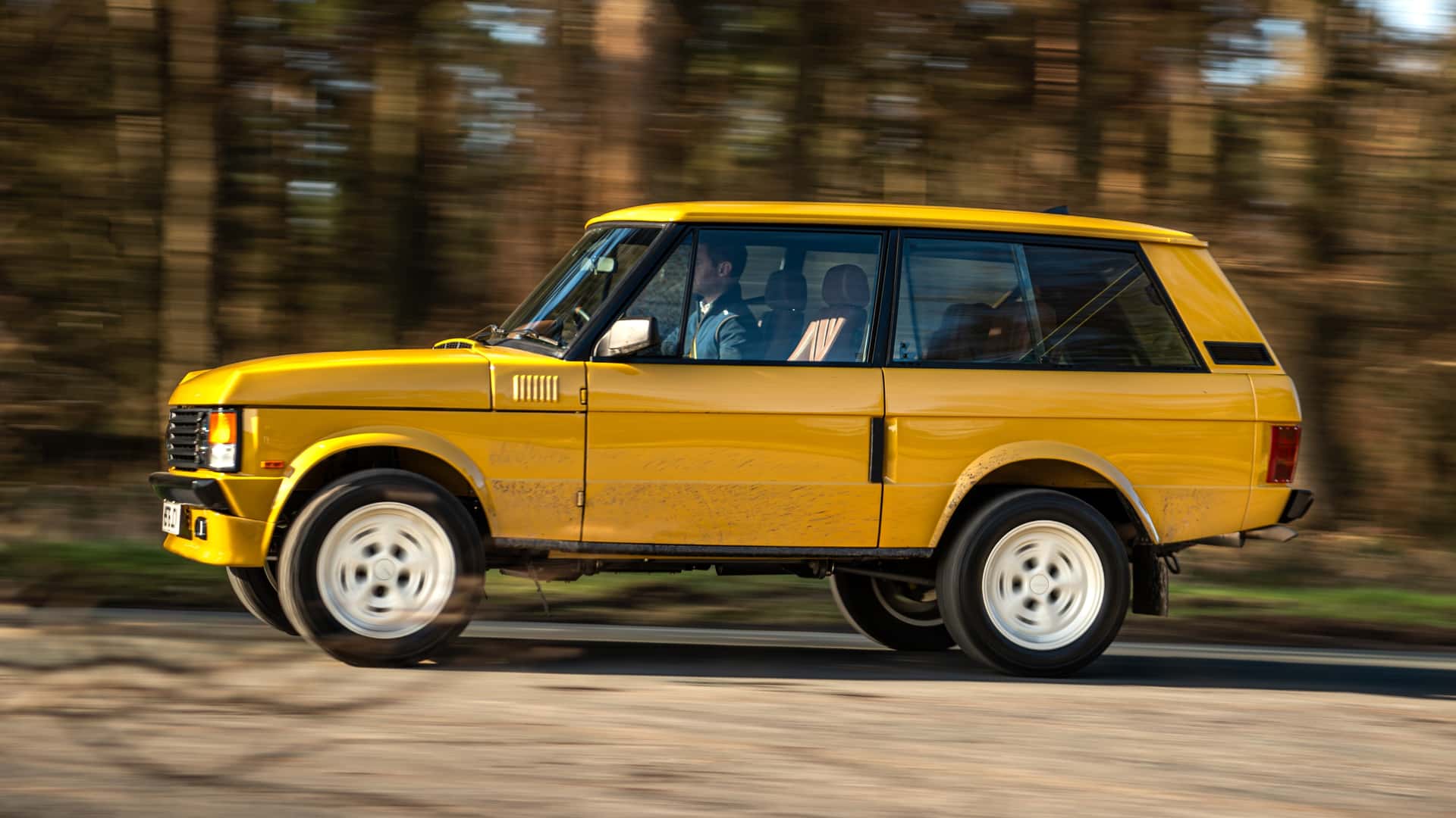 https://cdn.motor1.com/images/mgl/ZnzOxe/s1/twisted-range-rover-classic-restomod-review.jpg