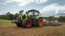 Claas Axion 8 CMATIC, motore NEF 6.7, 264-313 cv e 67 dB(A); CMATIC e MAXI CARE fino a 8 anni alzano comfort e TCO