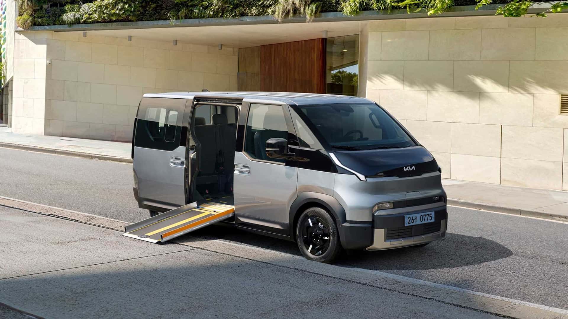 Kia-bringt-rollstuhlgerechten-Elektro-Bus-PV5-auf-den-Markt