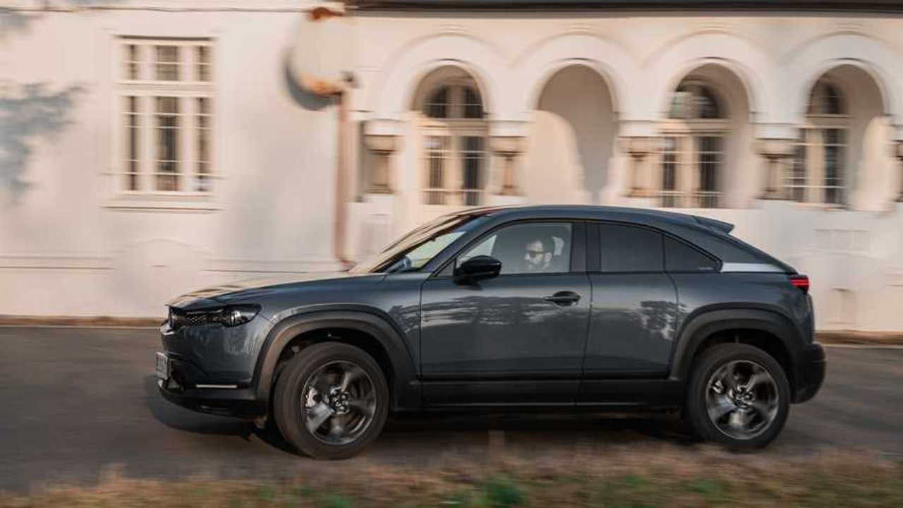 2021 Mazda MX-30 Romanya sürüşünden kareler.