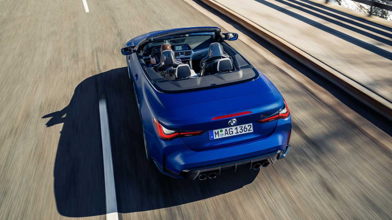 BMW M4 Competition Cabrio M xDrive на дороге
