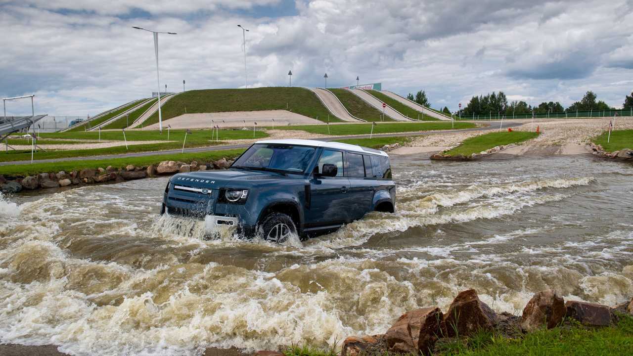 Land Rover Defender 110 преодолевает брод.