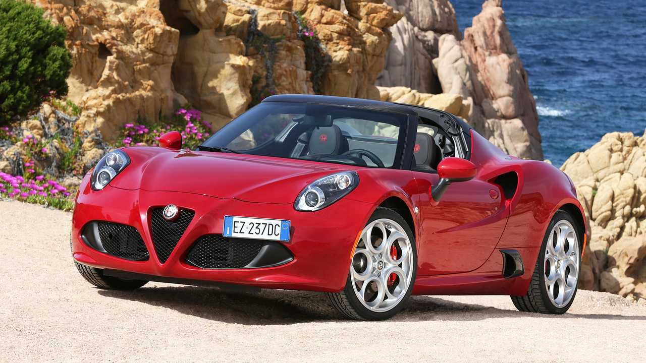 Nuova BMW Serie 4 Coupé vs Alfa Romeo Giulia, sfida di frontali