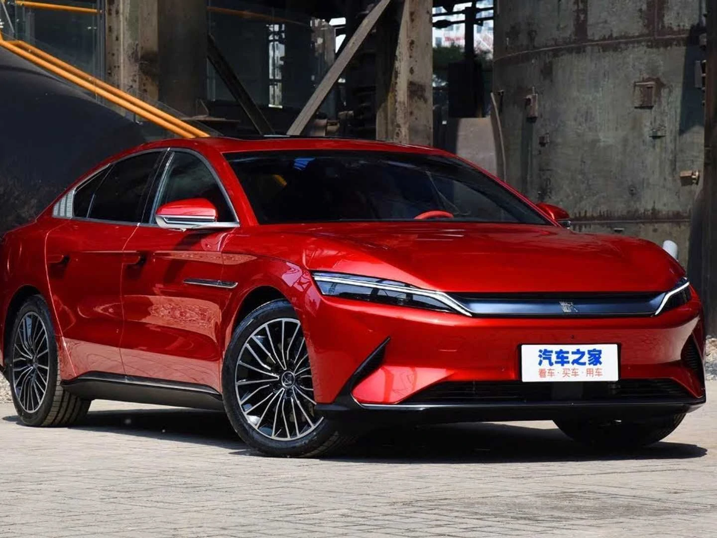 Gigante chinesa lança híbrido de 436 cv com preço equivalente a R