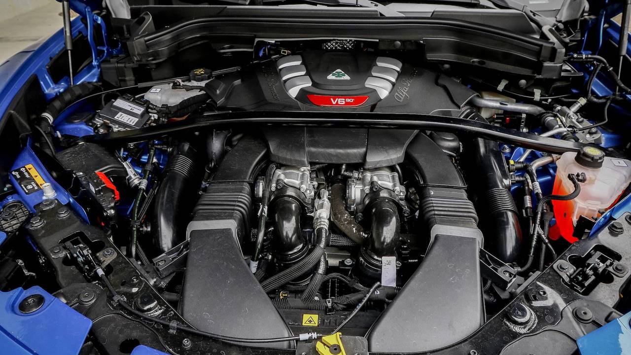 Alfa Romeo Stelvio Quadrifoglio VS Porsche Macan Turbo Performance Pack